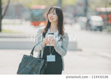 Working woman out for lunch walking in the city Working woman out for lunch walking in the city 114430186