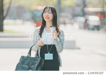 Working woman out for lunch walking in the city Working woman out for lunch walking in the city 114430187