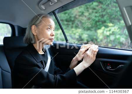 穿著喪服車的女人 114430367