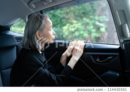 Woman in mourning clothes, car 114430381
