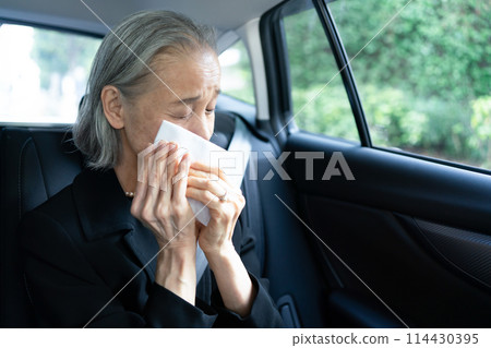 穿著喪服的女人，汽車，哭泣 114430395