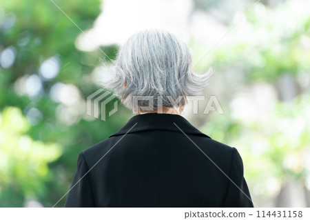 穿著喪服、護髮、白髮的高級婦女 114431158
