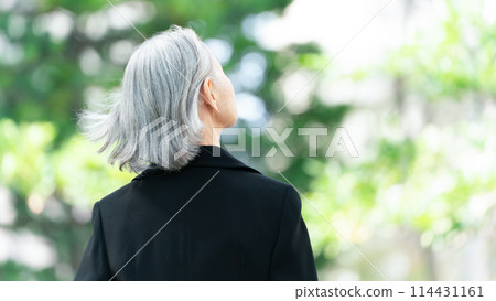 穿著喪服、護髮、白髮的高級婦女 114431161