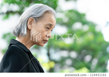 穿著喪服、護髮、白髮的高級婦女 114431181