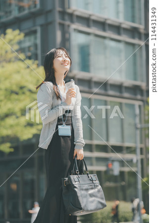上班族出去吃午飯，在城裡散步 114431349