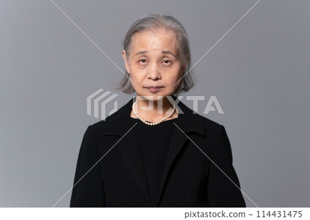 穿著喪服的高級婦女肖像 114431475