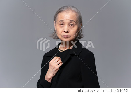 穿著喪服的高級婦女肖像 114431492