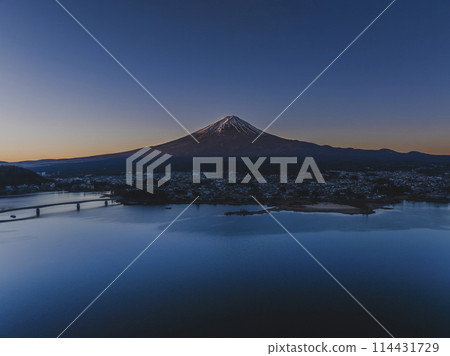 清晨的富士山_白雪皚皚_河口湖鳥瞰圖_無人機空拍 清晨的富士山_白雪皚皚_河口湖鳥瞰圖_無人機空拍 114431729