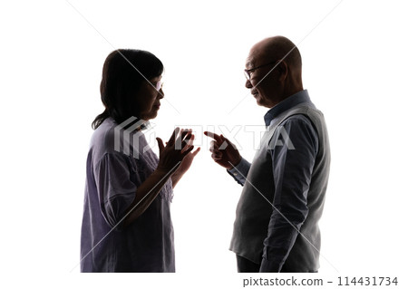 剪影擔心的年長夫婦 114431734