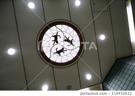 日本橫濱市容 橫濱市營地鐵大通場站入口前4號樓梯平台的天花板上有一隻貓... = 5月10日 日本橫濱市容 橫濱市營地鐵大通場站入口前4號樓梯平台的天花板上有一隻貓... = 5月10日 114432012