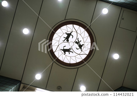 日本橫濱市容 橫濱市營地鐵大通場站入口前4號樓梯平台的天花板上有一隻貓... = 5月10日 114432021