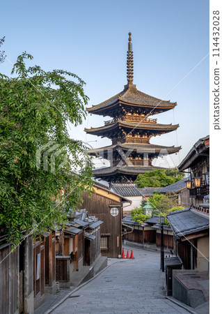 Yasaka Pagoda in Gion, Kyoto in the early morning 114432028
