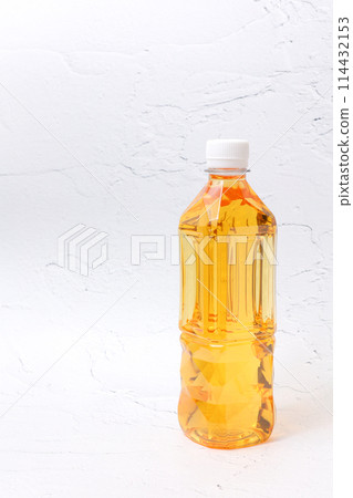 Drinking water, drinks, white background, brown, PET bottles, drinks, drinks, hydration, hydration, beverages 114432153