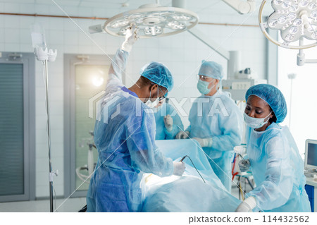 modern surgical practice. team members taking part in difficult operation modern surgical practice. team members taking part in difficult operation 114432562