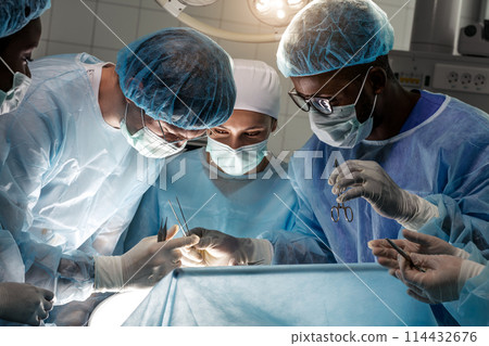 The doctors and nurses conducting experiment. The doctors and nurses conducting experiment. 114432676