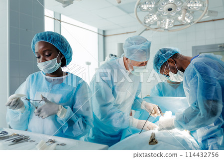 experienced doctors performing organ removal or transplant 114432756