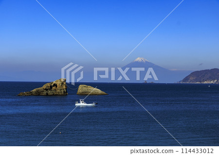 從雲見海上眺望冬天的富士山 從雲見海上眺望冬天的富士山 114433012