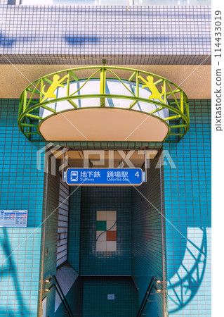 日本橫濱城市景觀 橫濱市營地鐵大通場站 4 號出口視圖。貓... = 5 月 10 日 114433019