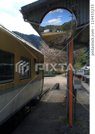 Preserved Kiha 58 train and one-man mirror at the wiring station Preserved Kiha 58 train and one-man mirror at the wiring station 114433233