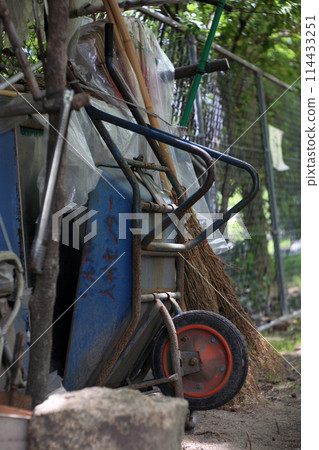 Park cleaning tools 114433251