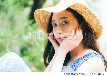 度假時尚的年輕女子 114433647