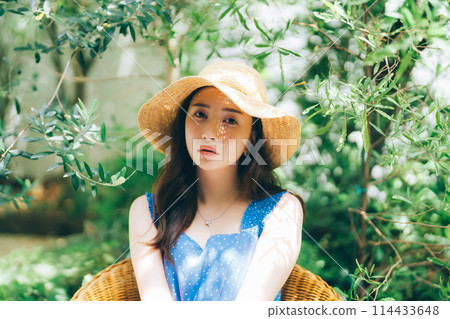 度假時尚的年輕女子 114433648