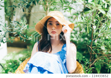 Young woman in resort fashion 114433652