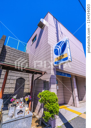 Yokohama cityscape in Japan. A view of the monument and cats next to the second entrance of Odoriba Station on the Yokohama Municipal Subway. (May 10th) 114434003