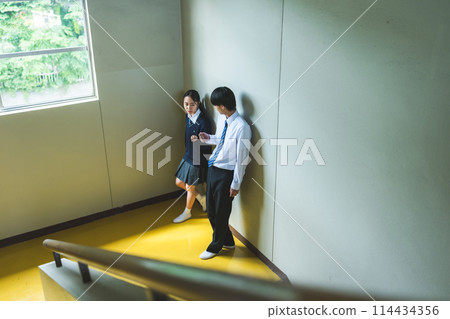 高中生在樓梯平台上交談 114434356