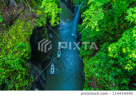Takachiho Town, Miyazaki Prefecture: Fresh greenery at Takachiho Gorge and Manai Falls 114434940
