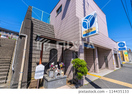 日本橫濱城市景觀 橫濱市營地鐵大通場站 2 號入口旁的紀念碑和貓的景觀... = 5 月 10 日 114435133