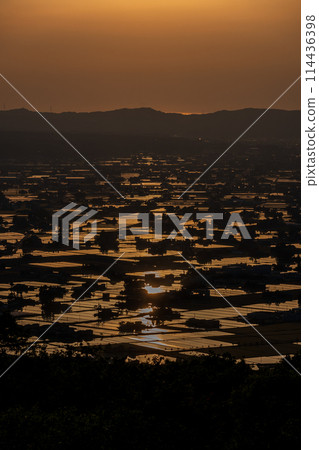 The scattered villages of the Tonami Plain dyed in the sunset (May) | Photographed from the Scattered Village Observatory | Tonami City, Toyama Prefecture The scattered villages of the Tonami Plain dyed in the sunset (May) | Photographed from the Scattered Village Observatory | Tonami City, Toyama Prefecture 114436398