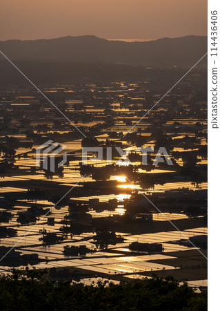 The scattered villages of the Tonami Plain dyed in the sunset (May) | Photographed from the Scattered Village Observatory | Tonami City, Toyama Prefecture 114436406