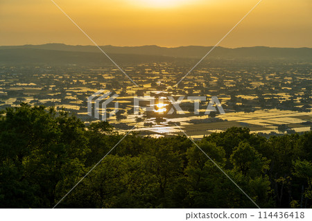 The scattered villages of the Tonami Plain dyed in the sunset (May) | Photographed from the Scattered Village Observatory | Tonami City, Toyama Prefecture 114436418