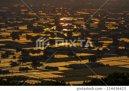 The scattered villages of the Tonami Plain dyed in the sunset (May) | Photographed from the Scattered Village Observatory | Tonami City, Toyama Prefecture The scattered villages of the Tonami Plain dyed in the sunset (May) | Photographed from the Scattered Village Observatory | Tonami City, Toyama Prefecture 114436423