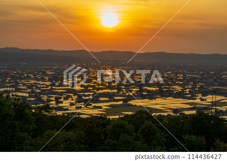The scattered villages of the Tonami Plain dyed in the sunset (May) | Photographed from the Scattered Village Observatory | Tonami City, Toyama Prefecture 114436427