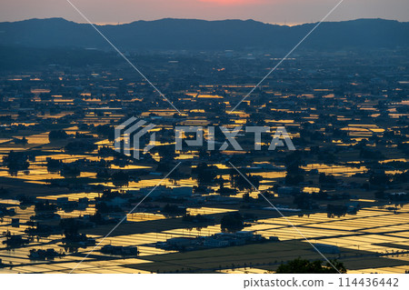 The scattered villages of the Tonami Plain dyed in the sunset (May) | Photographed from the Scattered Village Observatory | Tonami City, Toyama Prefecture The scattered villages of the Tonami Plain dyed in the sunset (May) | Photographed from the Scattered Village Observatory | Tonami City, Toyama Prefecture 114436442