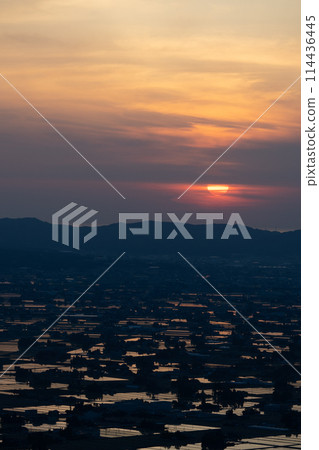 The scattered villages of the Tonami Plain dyed in the sunset (May) | Photographed from the Scattered Village Observatory | Tonami City, Toyama Prefecture 114436445