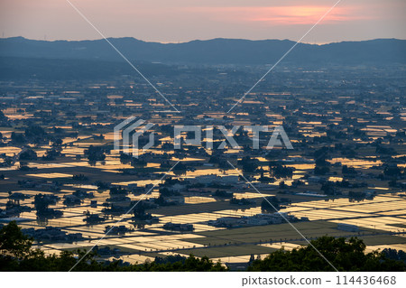 The scattered villages of the Tonami Plain dyed in the sunset (May) | Photographed from the Scattered Village Observatory | Tonami City, Toyama Prefecture 114436468