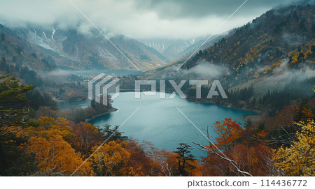 秋天的落葉山脈和充滿薄霧的湖泊 秋天的落葉山脈和充滿薄霧的湖泊 114436772
