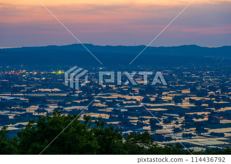 [Toyama Prefecture] Rural landscape mirrored by water - Night view from Sankyomura Observation Plaza (May) 114436792