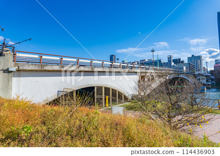 橫跨大阪市中之島東端的天神橋 114436903