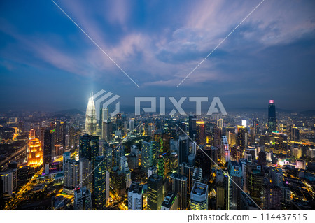 從吉隆坡塔看到的吉隆坡夜景,馬來西亞國家石油公司雙子星大樓 從吉隆坡塔看到的吉隆坡夜景,馬來西亞國家石油公司雙子星大樓 114437515