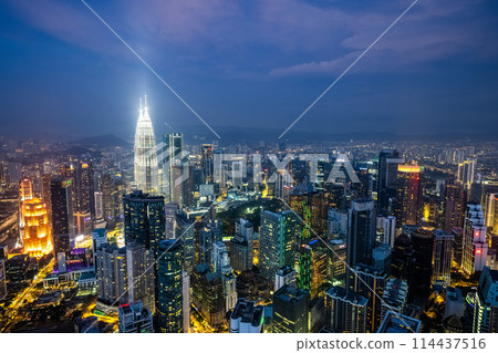 從吉隆坡塔看到的吉隆坡夜景，馬來西亞國家石油公司雙子星大樓 114437516