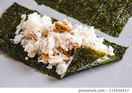 Making salted mackerel rice balls Making salted mackerel rice balls 114438437