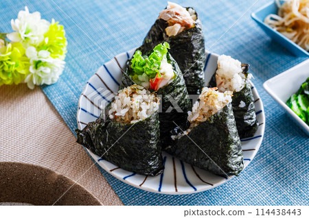 Three types of no-press rice balls Three types of no-press rice balls 114438443