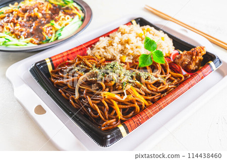 Fried noodles and fried rice lunch box Fried noodles and fried rice lunch box 114438460