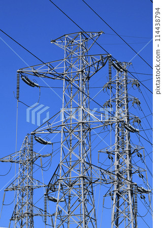 日本電力都市風光：日本的能源、光影…鋼塔和無數的電線。在一個充滿希望的時代，新的明天... 114438794