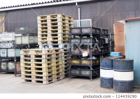 Drums and plastic pallets in a factory 114439290