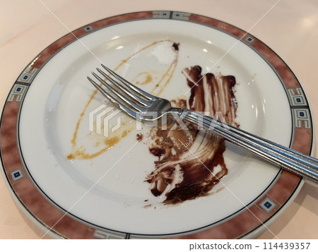 Plates dirty with chocolate sauce 114439357
